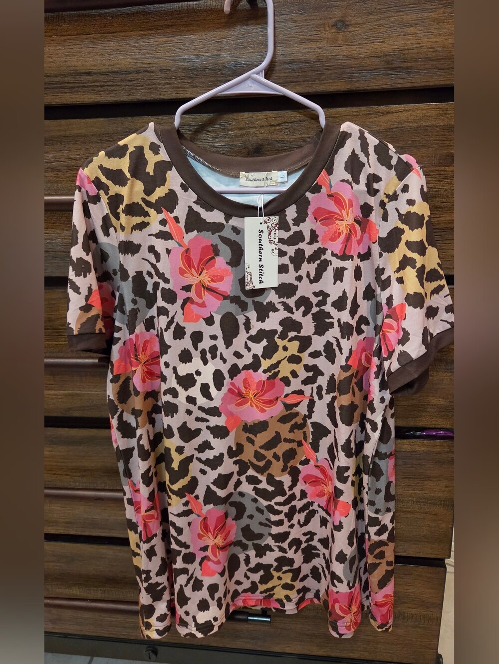 Southern Stitch Floral Leopard Short Sleeve Tee in Brown and Pink Size Large NEW